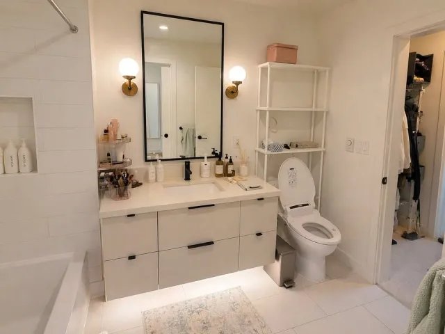 Picturesque 1 Bed & Den Apartment - 1 minute walk from train!